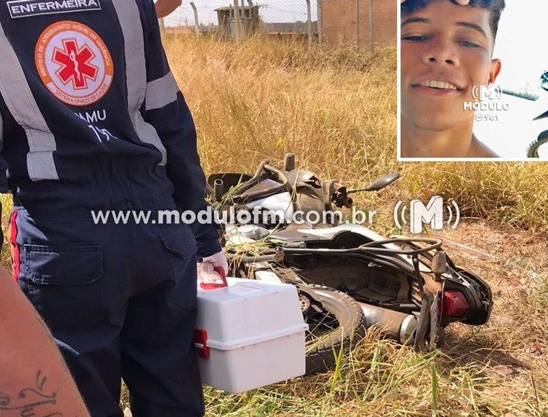 Jovem morre após perder controle direcional da motocicleta e bater contra a parede de um comércio