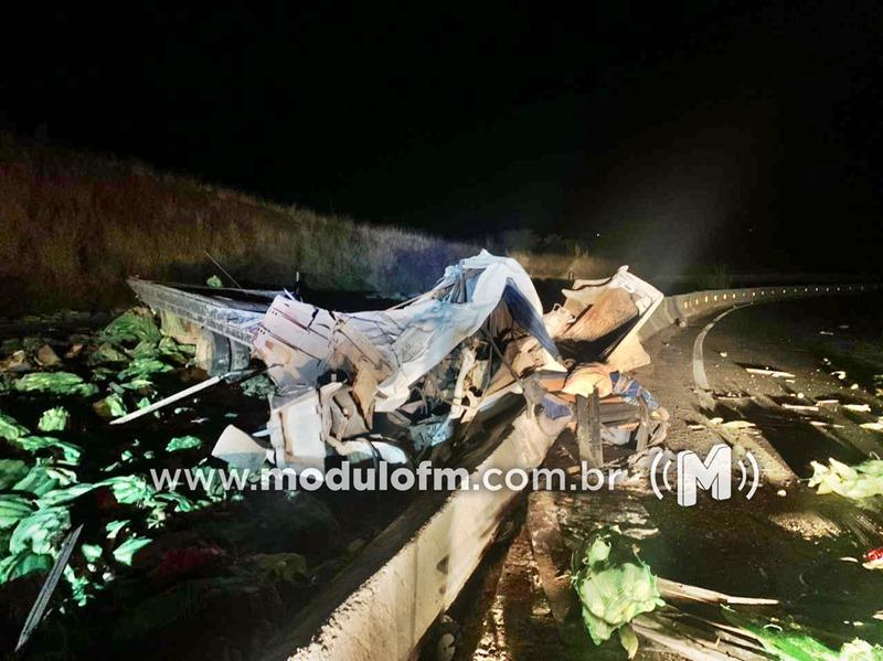 Motorista e passageiro ficam feridos após caminhão tombar na BR-146 em Serra do Salitre