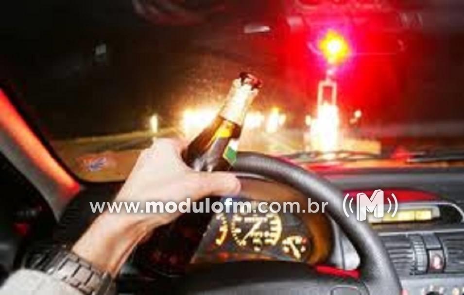 Motorista embriagado colide em carros, xinga policial militar e acaba preso