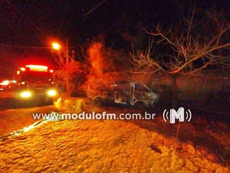 Van é incendiada na comunidade de Greenville