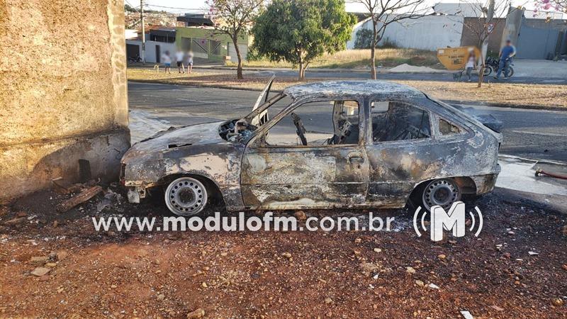 Veja o vídeo: Homem surta e incendeia o próprio carro após receber infração de trânsito em Patrocínio