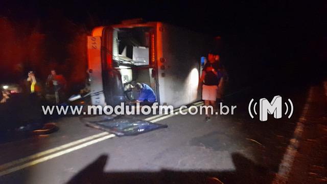 Ônibus com 32 passageiros tomba e deixa feridos na MG-188 em Patrocínio
