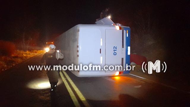 Imagem 3 do post Ônibus com 32 passageiros tomba e deixa feridos na MG-188 em Patrocínio