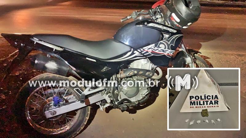 Polícia Militar Rodoviária prende motociclista com droga na MG-230