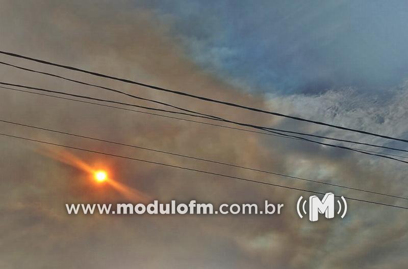 Queimadas deixam céu encoberto por nuvens de fuligem em...