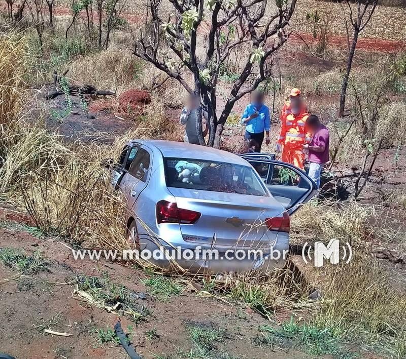 Roda de caminhão se solta e atinge automóvel na BR-365