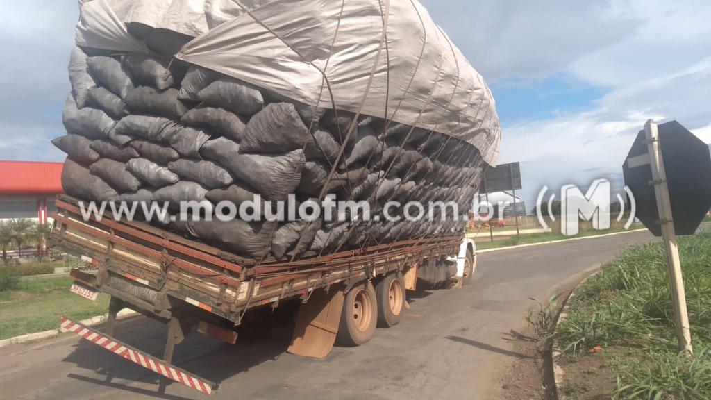 Imagem 2 do post Caminhão carregado com carvão interdita parcialmente o trevo de acesso a MG-230 em Patrocínio
