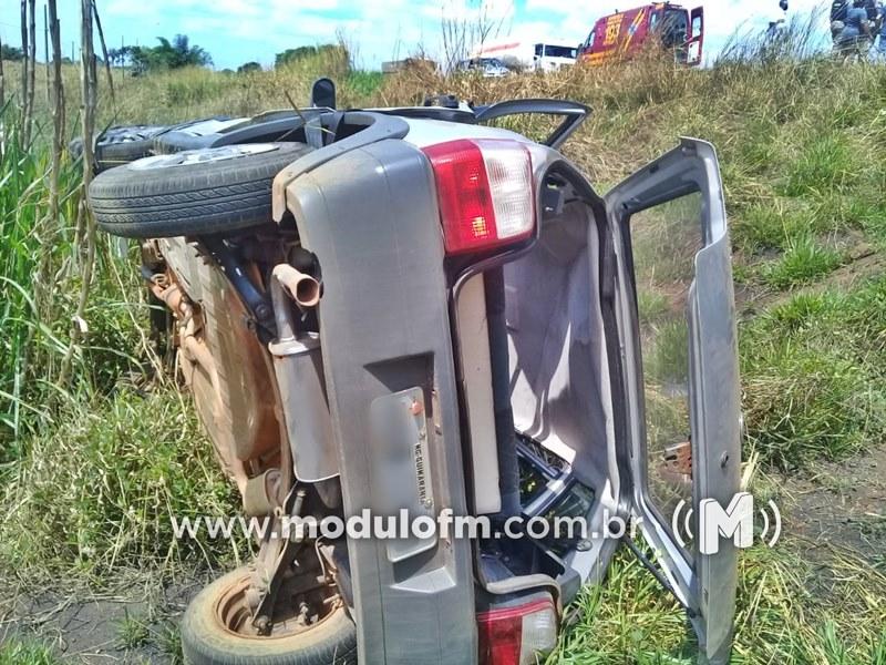 Família é jogada para fora de carro durante acidente...