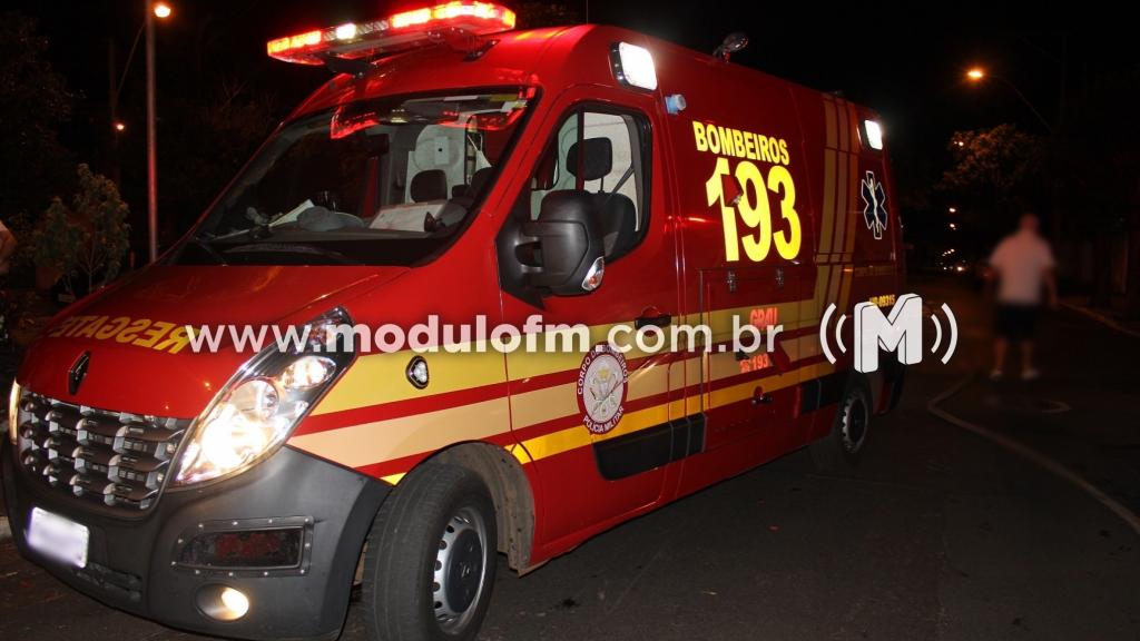 Homem fica ferido após correr atrás de cachorro e ser atropelado por carro