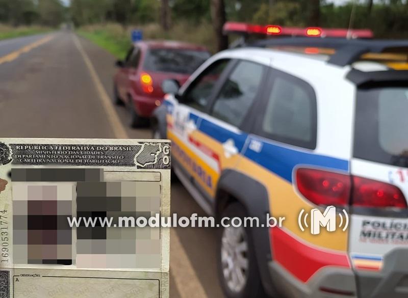 Homem acaba preso após apresentar CNH falsa em abordagem...