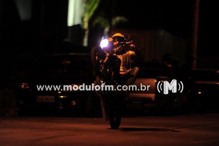 Jovem inabilitado é preso após empinar moto em frente a viatura da PM em Patrocínio