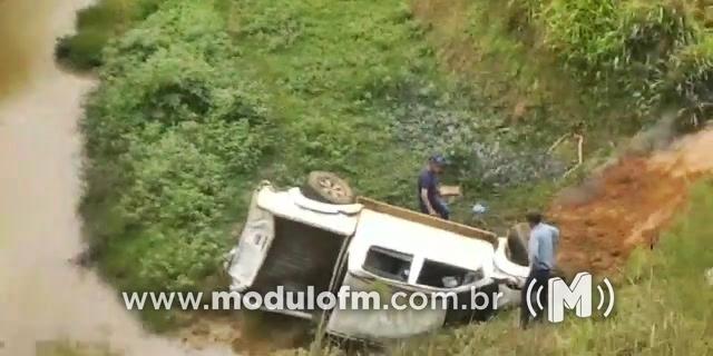 Motorista embriagado perde controle de caminhonete, cai em ribanceira e uma pessoa morre na BR-146