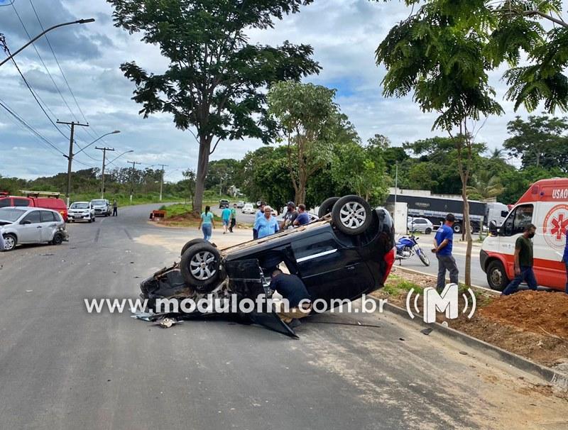 Motorista tem mal súbito, bate em veículo estacionado e capota em Patrocínio