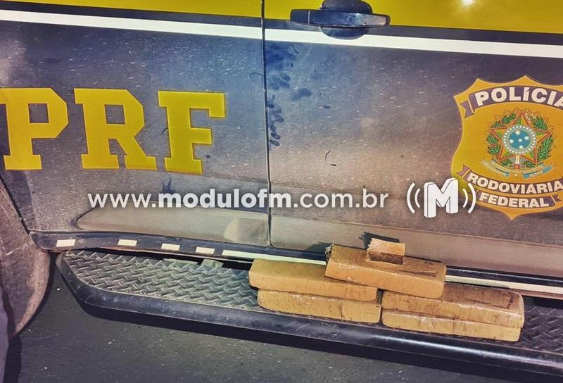 Passageira de ônibus é presa transportando cerca de 5 kg de maconha na BR-365