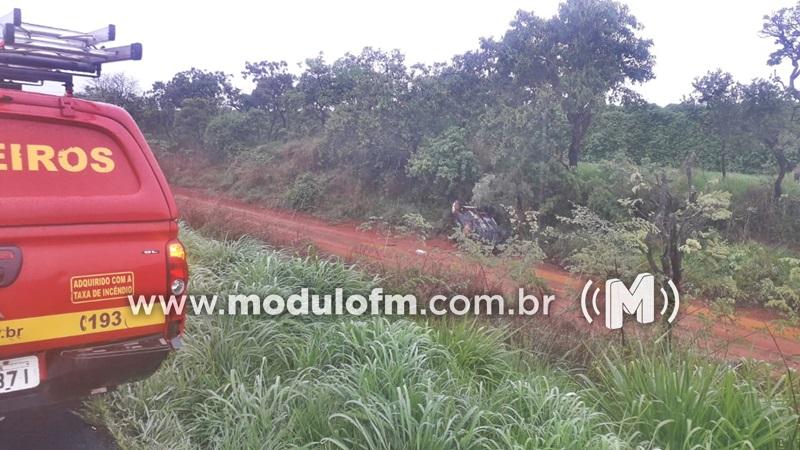 Veículo fica destruído após motorista perder controle e capotar durante chuva na BR-365