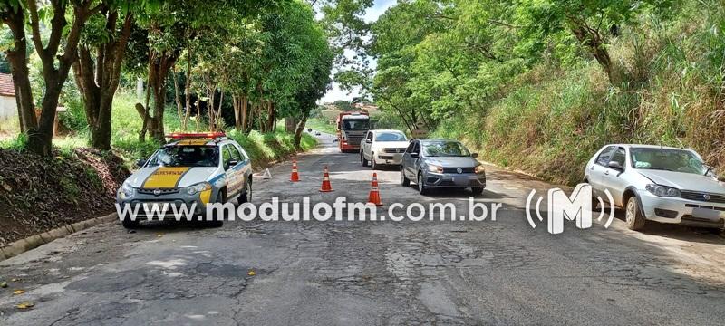Batida entre carro e caminhão deixa uma pessoa ferida na MG-230