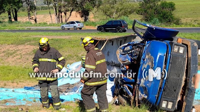 Imagem 2 do post Caminhão carregado com adubo tomba e motorista fica ferido no trevo da BR-365 com MG-230 em Patrocínio