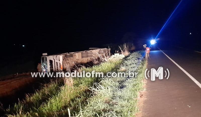 Imagem 1 do post Carreta com água de coco tomba na MGC-462 e motorista sai ileso