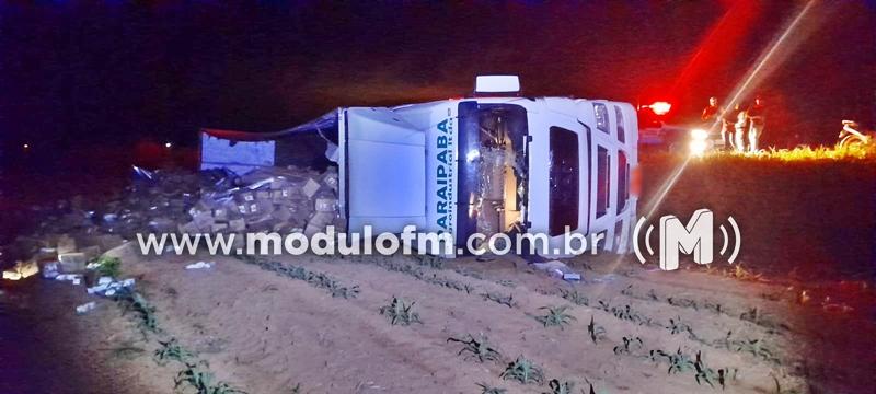 Carreta com água de coco tomba na MGC-462 e motorista sai ileso