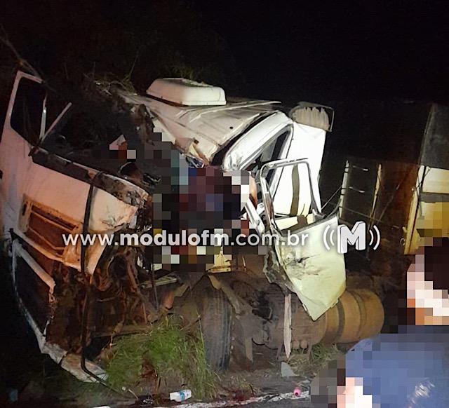 ATUALIZADA: Motorista morre após ser retirado das ferragens em acidente evolvendo duas carretas na MG-230
