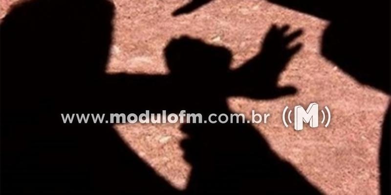 Homem agride idoso com cabo de vassoura após comerciante, parente da vítima, negar dinheiro para compra de drogas