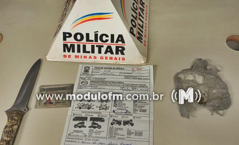 Motorista parado em blitz é flagrado com drogas