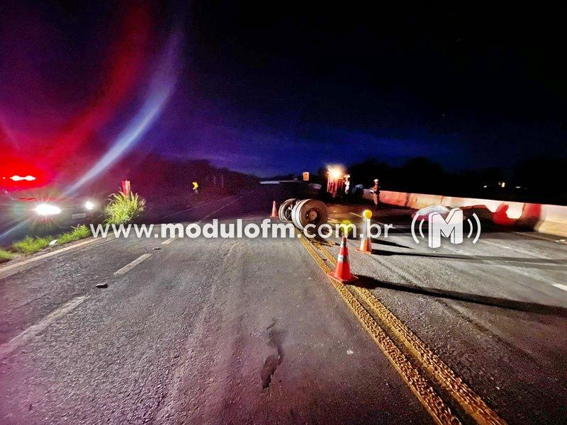 Motorista perde o controle na curva e caminhão tomba na BR-146 em Serra do Salitre