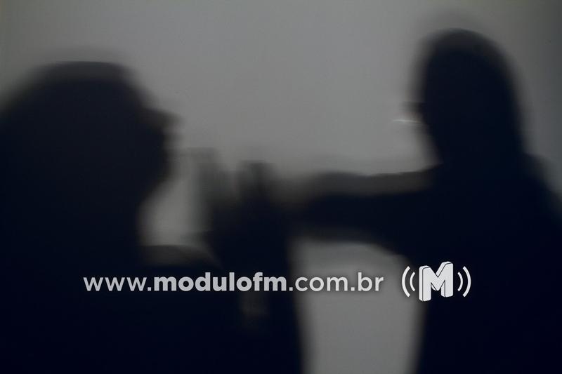 Mulher aciona PM após ser acordada com socos pelo...