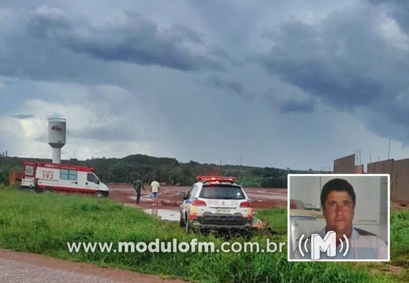 Muro desaba durante chuva e mata pedreiro em Monte Carmelo