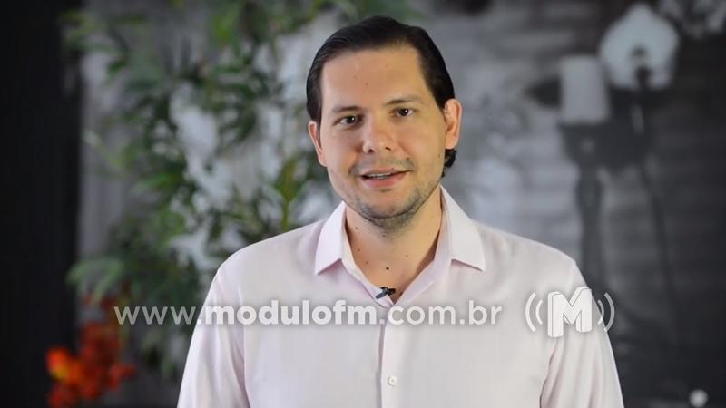 Carro com Gustavo Brasileiro aquaplana na BR-050 e bate em canteiro central