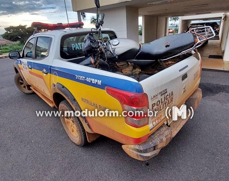Dupla abandona motocicleta com chassi raspado e sem placa ao avistar viatura na comunidade de Boa Vista
