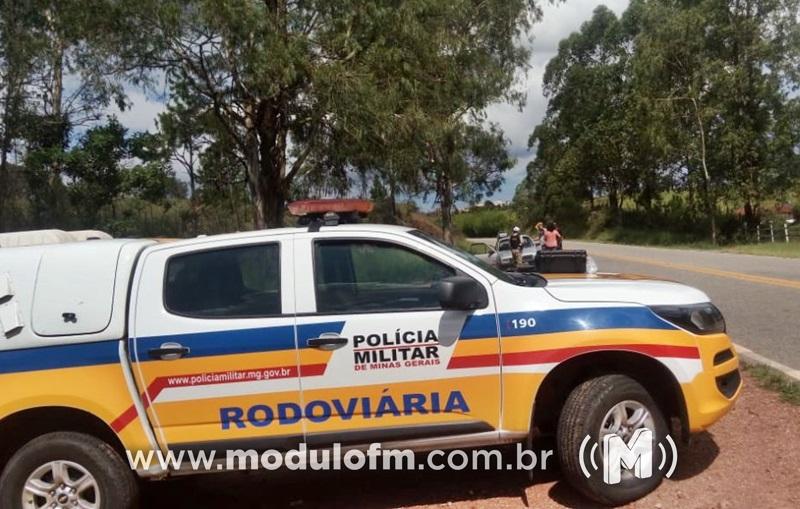 Motociclista bêbado, sem capacete e com garrafa de pinga...