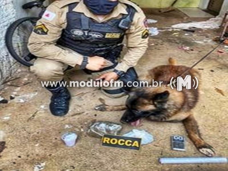 PM suspeita de homem e encontra drogas até em panela da casa dele