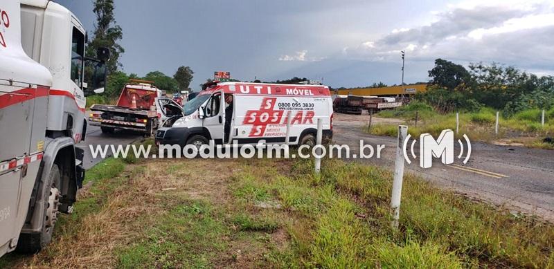 Ambulância com placa de Patrocínio se envolve em acidente e paciente morre na BR-262