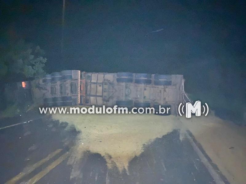Batida entre carro e carreta interdita BR-365, entre Patrocínio e Patos de Minas