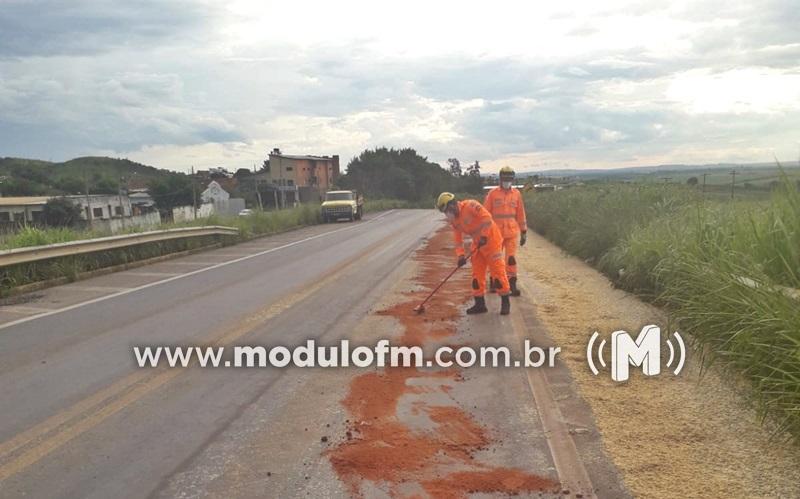 Bombeiros são acionados para limpar soja na pista na BR-365 em Patrocínio