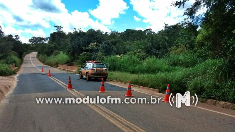BR-352 entre Coromandel e Abadia dos Dourados é parcialmente interditada devido a buraco na ponte