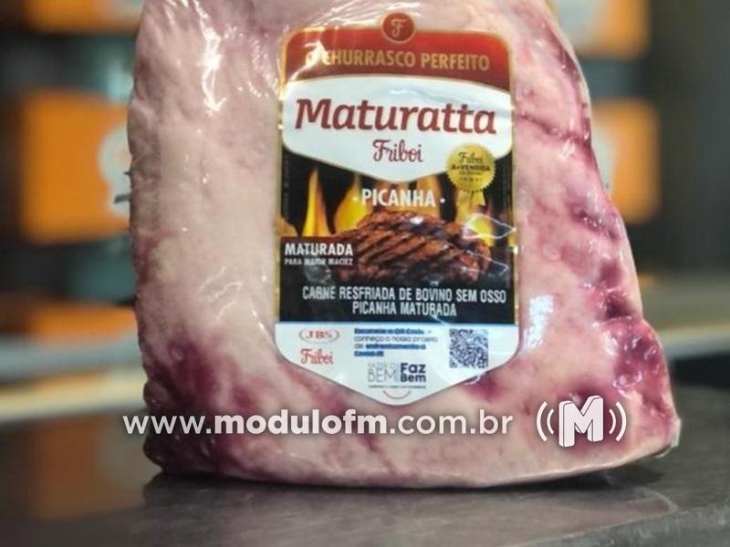 Câmera flagra homem furtando picanha e escondendo dentro da calça em Patrocínio