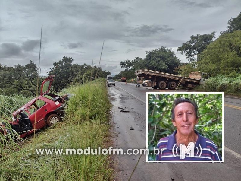 Idoso morre ao ter carro atingido por caminhão em Monte Carmelo