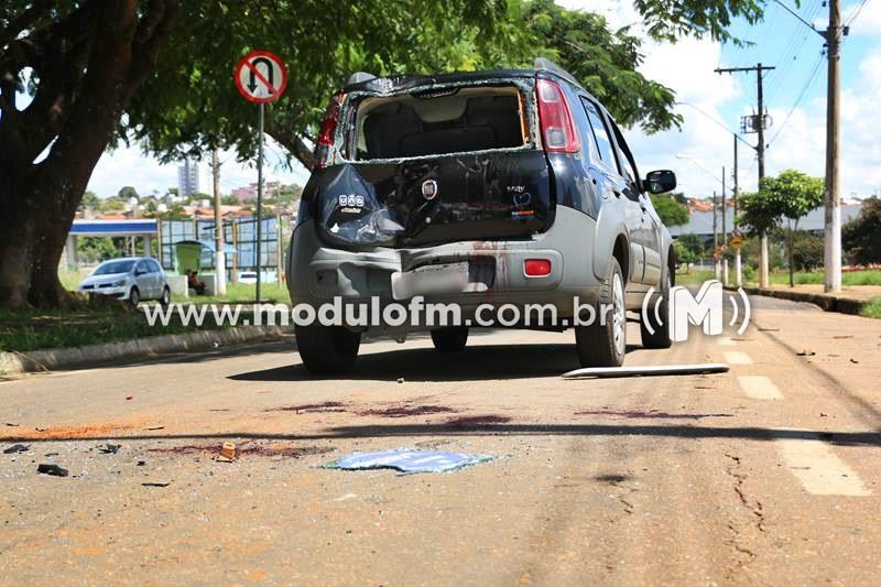 Motociclista inabilitado fica gravemente ferido após colidir em veículo que manobrava de marcha ré
