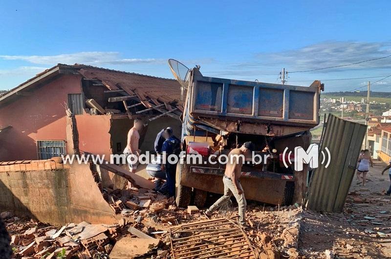 Motorista de caminhão morre após perder o controle e atingir casa