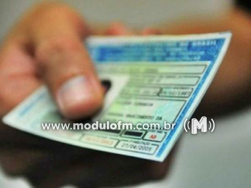 Motorista é preso com CNH falsa e confessa que comprou por R$ 2 mil