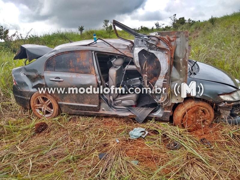 Motorista perde controle de direção e capota veículo na MGC-462
