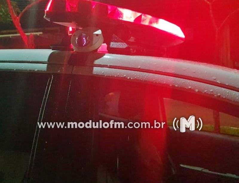 Polícia procura homem que agrediu e tentou jogar ex-companheira para fora de veículo em movimento