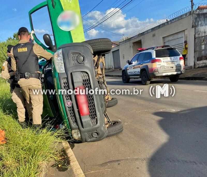 Após colisão, veículo capota e idosa fica presa até ser resgatada pelos bombeiros