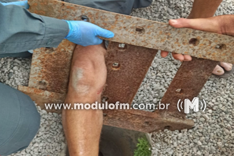 Bombeiros resgatam gato que ficou preso dentro de bueiro em Patrocínio