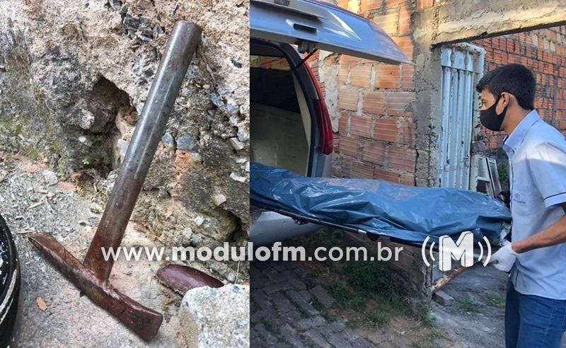 Homem é achado morto, seminu e com golpes de machadinha