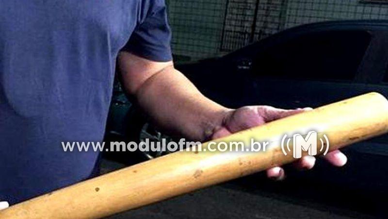 Informado por suposto assédio, adolescente e mais dois agridem patrão de namorada a pauladas, socos e chutes em Patrocínio