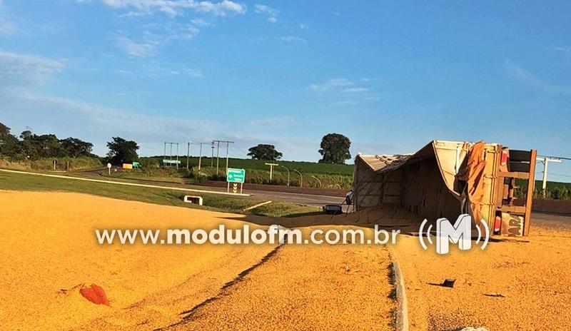 Motorista fica ferido após carreta tombar no trevo de acesso à Mineradora na MG-230