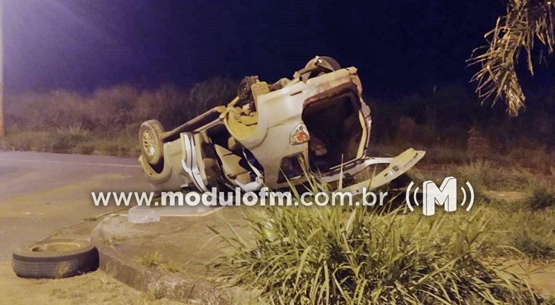 Uma mulher e duas crianças ficam feridas após veículo colidir e capotar